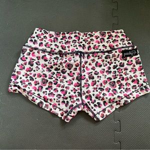 Peachy athletic leo shorts, M